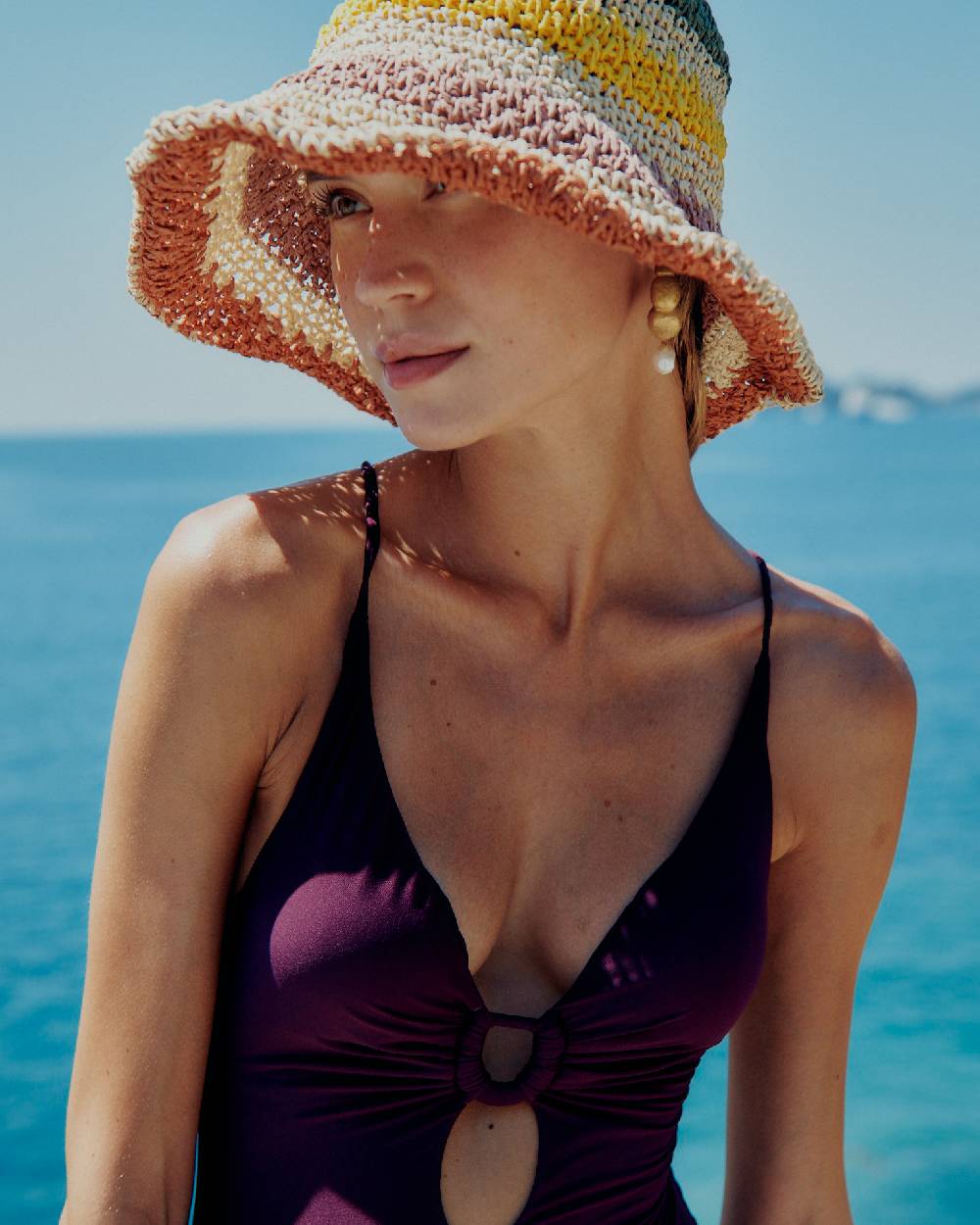 Olivia Gold Intero con scollatura e accessorio centrale Promozione