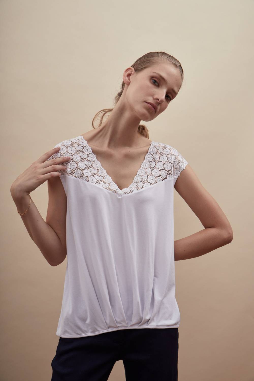 Oscalito Top con scollo a V macramè 1326 Moda