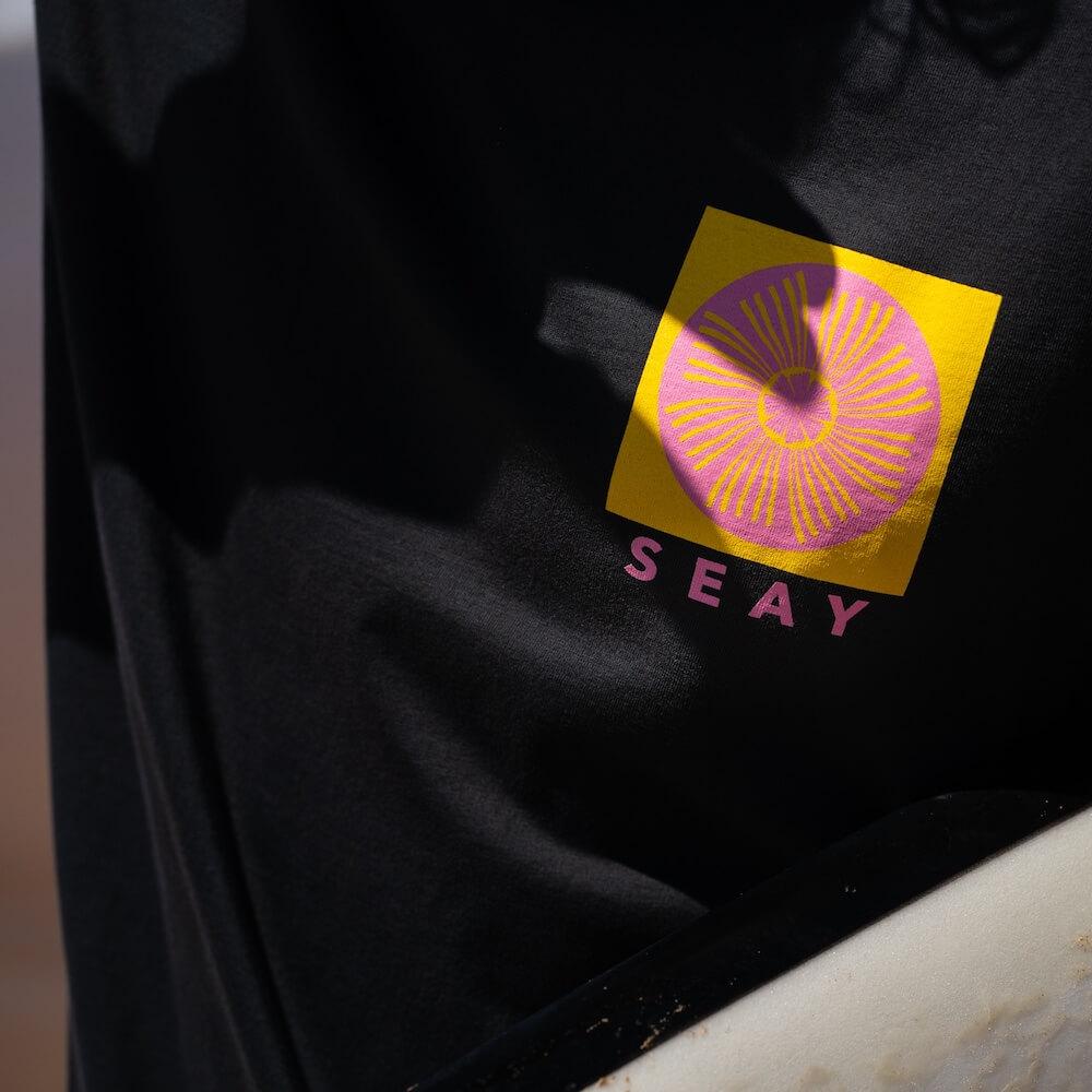 Seay / T-Shirt Nera Symbols Spedizione Gratuita